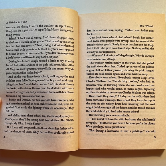 📚2/$6 A Wrinkle in Time #1 in the Time Quintet Series - Picture 10 of 12